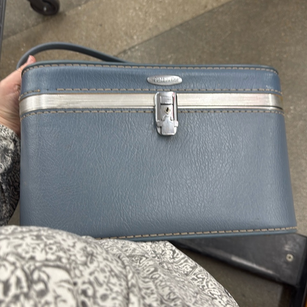 Vintagee sears feather lite bag